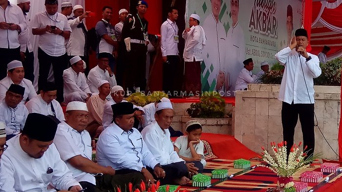 Sambil Tunggu Ustadz Abdul Somad, Kepala Dinas Ini Adzan di Depan Ribuan Jemaah