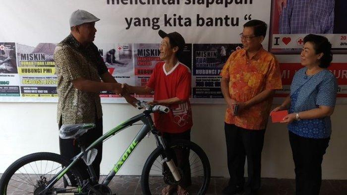 Keikhlasan Afuk Mengembalikan Dompet Sejauh 276 Kilometer Diganjar Hadiah dari PMI Kota Surakarta