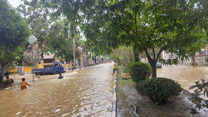Banjir Kalsel di HSU - Genangan di Amuntai Semakin Dalam, Kini Air di Jalan Setinggi Lutut