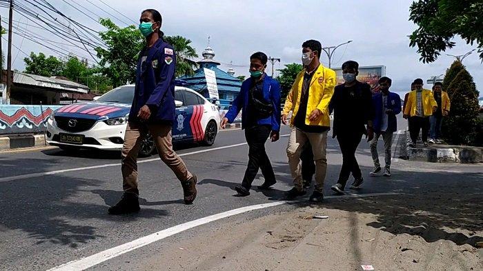 Antar Ketua BEM SEKA ke Mapolda Kalsel, Belasan Mahasiswa Gelar Aksi Jalan Kaki