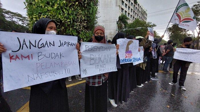 Peringati Hari Perempuan Internasional, Puluhan Mahasiswa Gelar Aksi di Bundaran Hotel A Banjarmasin