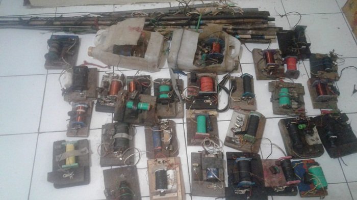 Warga Daha Selatan HSS Secara Sukarela Serahkan Peralatan Setrum ke Polisi