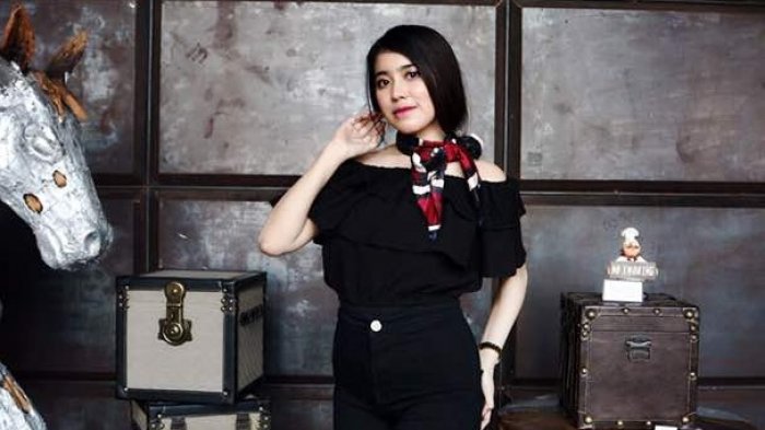 Wah, Model Cantik Ini Terketuk Belajar Tari Tradisional Banua