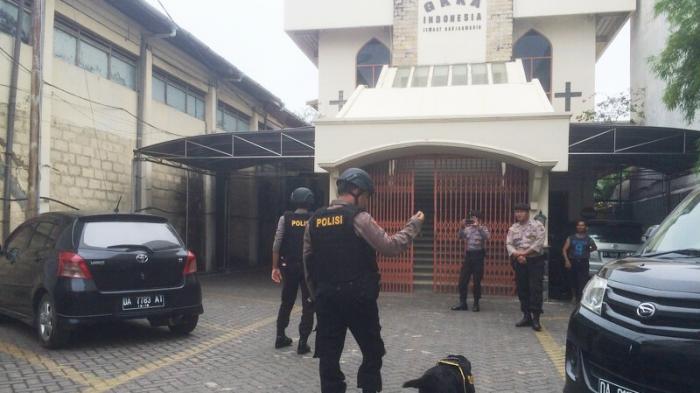 Pemuda Islam Bantu Polisi Jaga Pengamanan Gereja