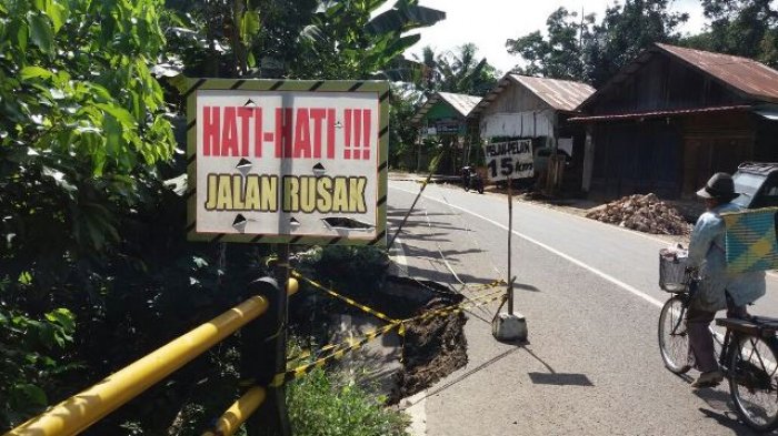 Ada Jalan Ambles di Tikungan Desa Balida, Pengendara Diminta Hati-hati