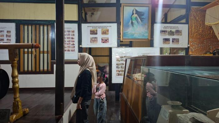 MELIHAT KOLEKSI MUSEUM- Tampak pengunjung melihat koleksi Meseum Candi Agung Amuntai.