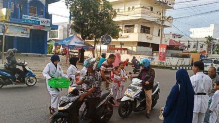 Mencari Berkah Ramadan, Banyak Kalangan Bagikan Takjil bagi Pengguna Jalan