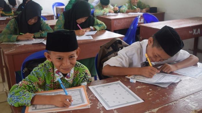Menakjubkan, 200 Anak TKI di Perbatasan Tulis Mushaf Alquran 30 Juz
