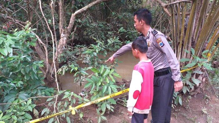 Izin Buang Air Besar, Petani Sawit di Tanahbumbu Ini Mengapung di Depan Anak