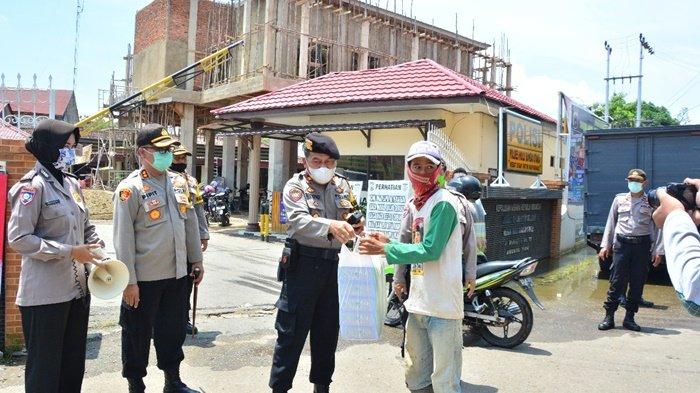 Bantu Masyarakat Terdampak Covid-19, Polres HSU Bagikan Nasi Bungkus