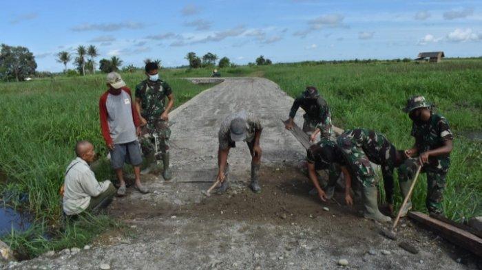 Progres Pekerjaan Capai 50 Persen, Satgas TMMD ke-112 Kodim HST Bongkar Jembatan Kedua