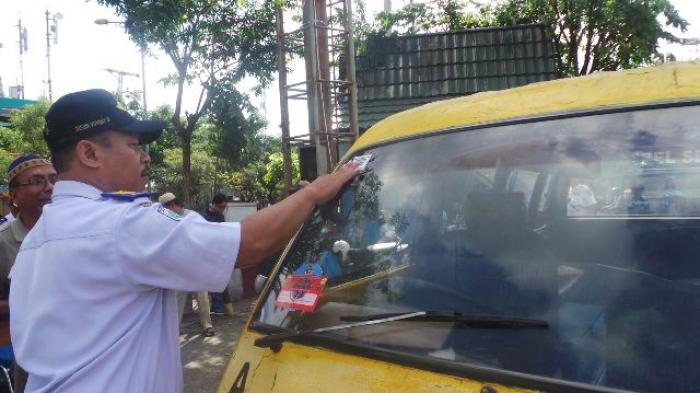 Ada Apa ya? Sopir Angkot Berkerubung di Pasar Antasari