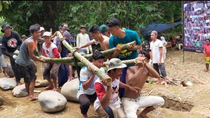 Vertikal Rescue dan Gabungan Relawan Bangunkan Jembatan Gantung di Desa Alat HST