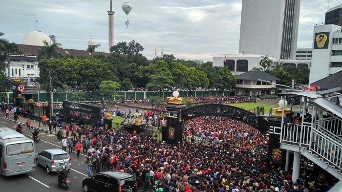 NEWS VIDEO: Begini Antrean Tiket Final Piala AFF Sejak Malam