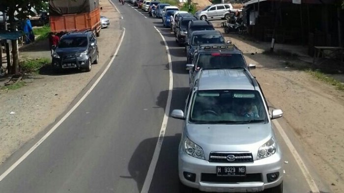 Herman Bosan Menunggu Antrean Lewat Jembatan Pulau Telo Kapuas