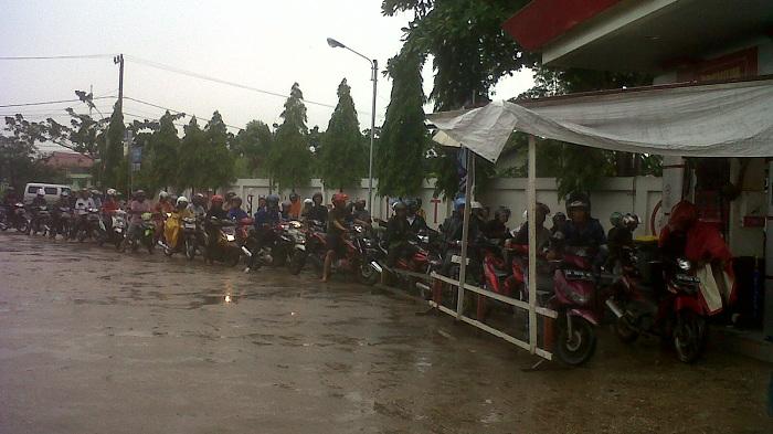 SPBU di Banjarmasin Alami Antrean Panjang