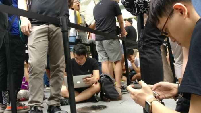 Demi Selembar Kaos, Ratusan Orang Rela Antrean di Apple Store, Ada Apa dengan Kaosnya Ya?