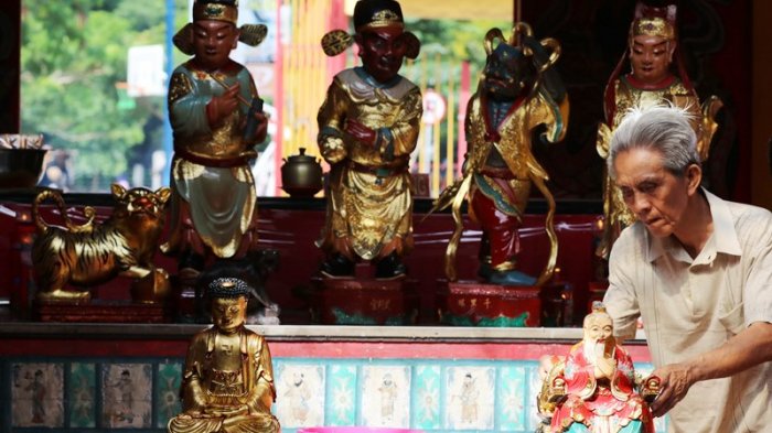 Arca Klenteng Soetji Nurani Dibersihkan