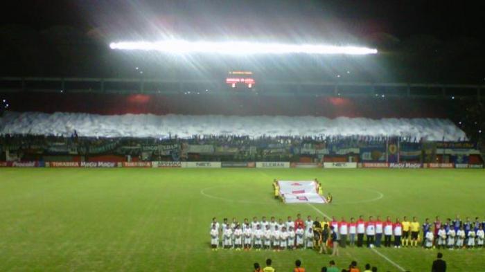 Suarakan Perdamaian Suporter, Aremania Bentangkan Merah Putih Raksasa
