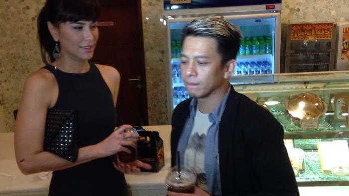 Sophia Gandeng Mesra Ariel