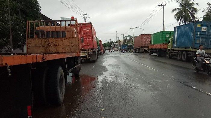 Jalur Keluar Pelaihari Darurat, Armada Truk Tertahan Antre di Ruas Jalan A Yani  Simpang Angsau