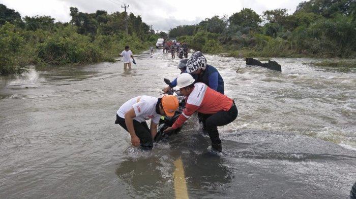 Banjir Telah Surut, Camat Mentewe Salurkan Bantuan PT Arutmin ke Desa Batuharang dan Mentewe