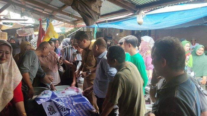 Atasi Kenaikan Harga, Diskopukmperindag Tabalong Luncurkan Program Subsidi Beras di Pasar Rakyat