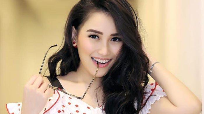 Circle Pergaulan Ayu Ting Ting Kini Jadi Bahasan Fans, Efek Bareng Hesti Purwadinata