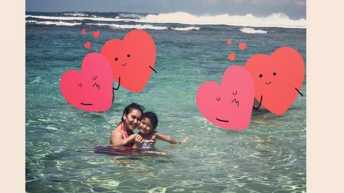 Baru Umrah, Ayu Ting Ting Berbikini di Pantai Disorot, Teman Ivan Gunawan dan Ruben Onsu Sebut Ini