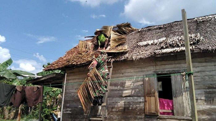 TNI Ganti Atap Daun Rumahnya, Begini Reaksi Sarudi