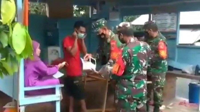 Gabungan Babinsa Koramil 1010-06 Candi Laras Selatan Bagikan Masker dari Rumah ke Rumah Warga