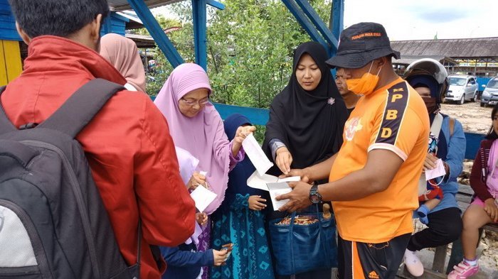 Minyak Masuk ke Permukiman, Ibu-ibu Takut Mamasak, 1.200 Nasi Bungkus Dibagikan