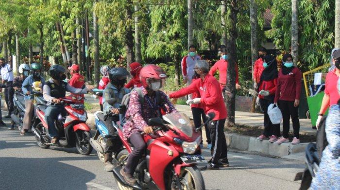Kakanwil Kemenkumham Kalsel Turun ke Jalan, Bagi Masker ke Masyarakat