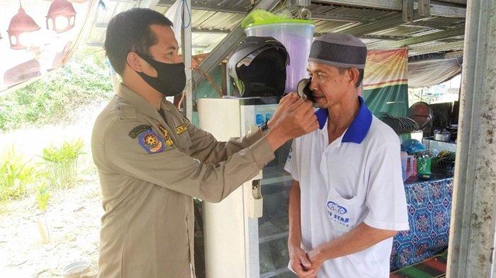 Sosialisasi Penegakan Perbup 58 Tahun 2020, Satpol PP Balangan Juga Bagikan Masker Gratis