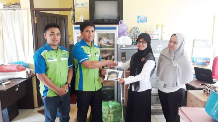 Dinkes Balangan dan SMAN 2 Paringin Serahkan Bantuan Untuk Balita Hedrosefalus dan Hernia