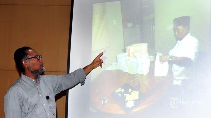 Tanpa Perlawanan Bambang Diborgol Saat Dibawa Polisi