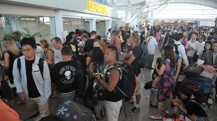Bandara Ngurah Rai Bali Padat Oleh Penumpang yang Berlibur