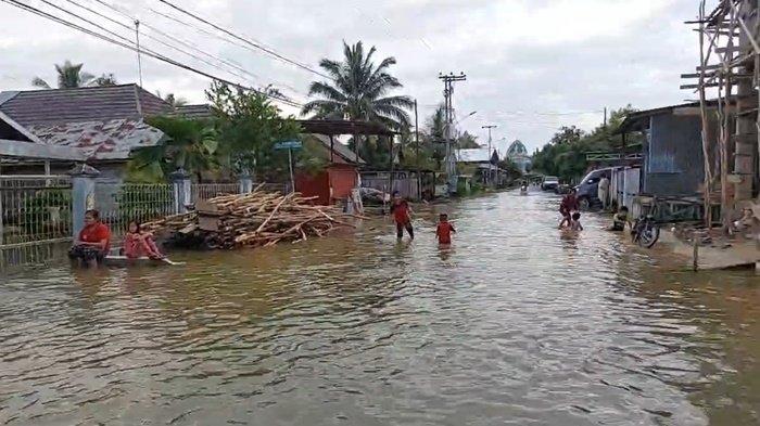 Banjir Rendam Pelaihari,  Anak-anak di Sawahan Asyik Bermain Air Jalanan dan Halaman