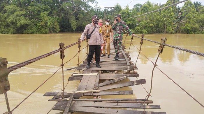 Banjir Kalsel 2021 - Beberapa Desa di Kelua Tabalong Terdampak, Satu Jembatan Gantung Rusak