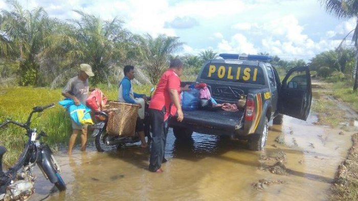 Polsek Lampihong Evakuasi Delapan Pelajar di Desa Trans Lajar Papuyuan