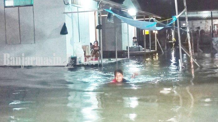 Banjir Rob di Kalsel - Jalan dan Permukiman Terendam di Beberapa Wilayah Kotabaru