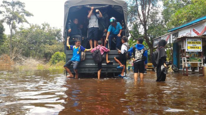 Hindari Banjir Siswa Berlompatan Masuk Truk Kodim Sintang Menuju Sekolah