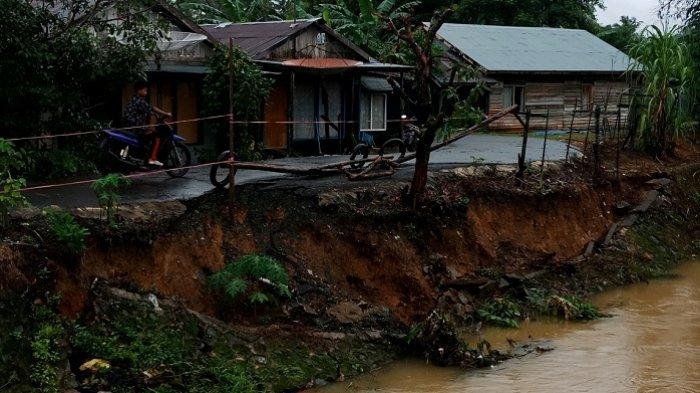 Badan Jalan Datu Daim Pelaihari Longsor Setelah Pengerukan Sungai Arbain Terpaksa Simpan Mobil