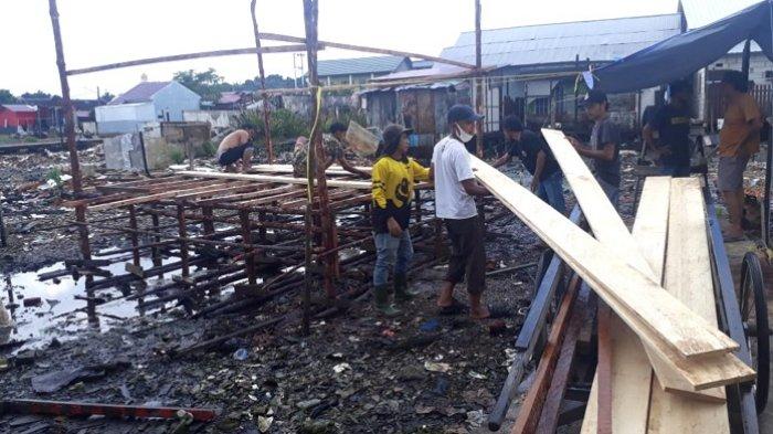 Bantu Warga Miskin, Anggota Komisi I DPRD Kotabaru Ini Berikan Material Bangunan Korban Kebakaran