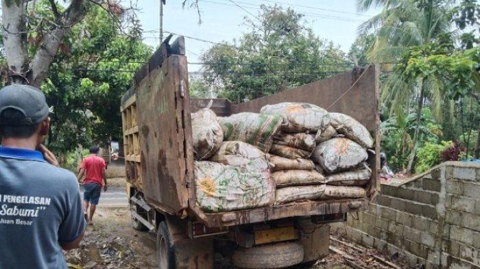 Suburkan Sawah Petani Aluan Besar Pascabanjir, Dandim 1002 HST Bantu 300 Sak Pupuk Organik