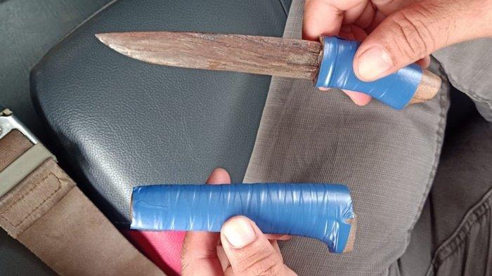 Digeledah Polisi, Warga Selat Kapuas Kedapatan Bawa Sajam Jenis Badik