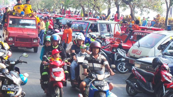 Wow! Spesial HUT Metro Banjar Besok, Para Galuh Cantik Konvoi Naik  Mobil Pemadam Kebakaran