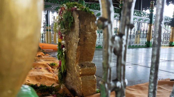 Batu Nisan Kuno di Makam Ratu Intan Sari dan Sultan Suriansyah Dicat Warna Keemasan