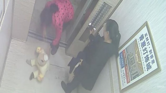 Ya Tuhan! Ibu Ini Tinggalkan Bayinya di Lift, Parahnya Tetangga pada Cuek, Netizen Pun Murka