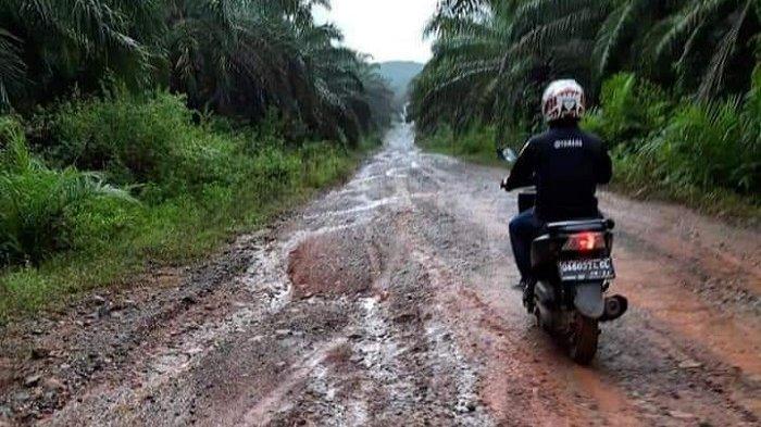 Jalan ke Tebingsiring Tanahlaut Compang-camping, Warga Minta Dukungan Pelepasan Jalan dari PTPN XIII